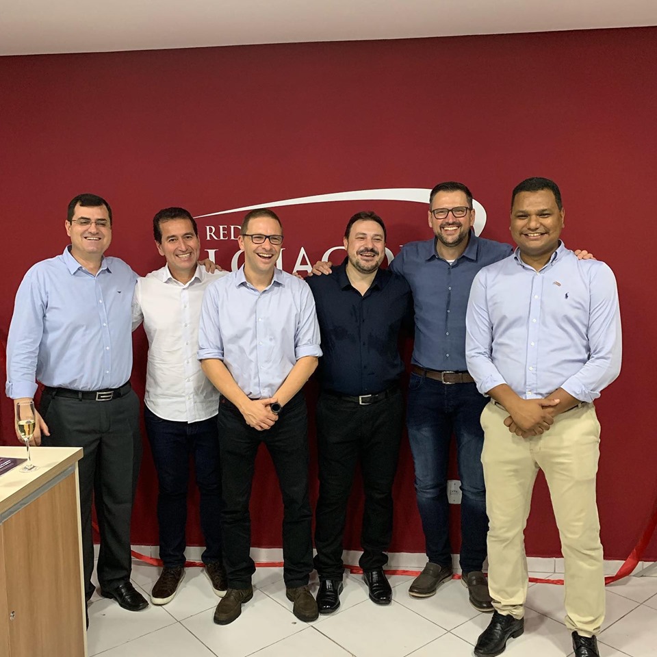 Os sócios Sidney Aparecido Rodrigues, Rudson da Silva Almeida e Valdo Gunha com o Geniomar Pereira (Diretor Comercial da Rede Lojacorr), Diogo Arndt Silva (CEO da Rede Lojacorr) e André Moreno (diretor Regional SP, MT e MS da Rede Lojacorr) / Divulgação