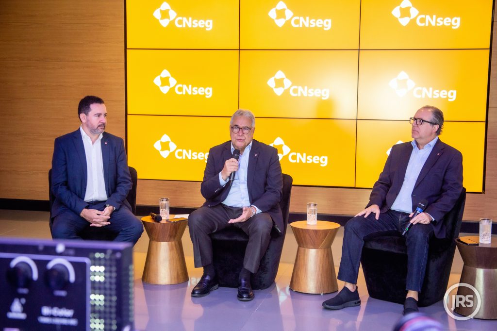 Dyogo Oliveira (novo Diretor-Presidente); Marcio Coriolano (atual Presidente); e Roberto Santos (novo Presidente do Conselho Diretor da CNseg) / Foto: William Anthony / JRS