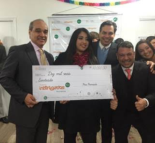 A vencedora Luiza Veiga recebendo o prêmio de R$10 mil. Divulgação