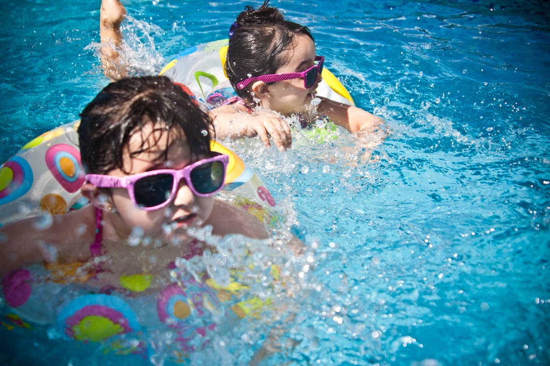 5 brincadeiras na piscina para fazer com as crianças - Equipamentos Para  Piscinas
