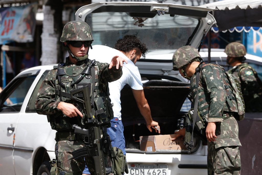 Exército faz operação na favela Nova Holanda, no Complexo da Maré, zona norte do Rio de Janeiro