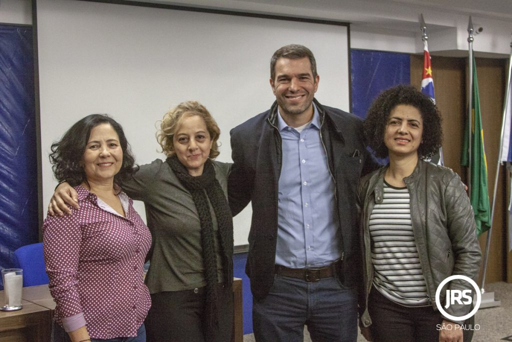 Participantes do evento ao lado de Eduardo Guedes, vice-presidente de Tecnologia e Operações da Seguros Sura