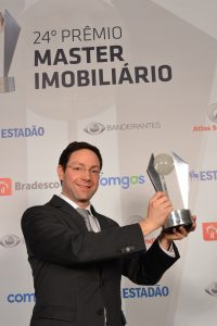 Daniel Tencer, superintendente executivo da BSP Empreendimentos Imobiliários, com o troféu do 24º Prêmio Master Imobiliário (“Empreendimento comercial”, pelo case Habitat)