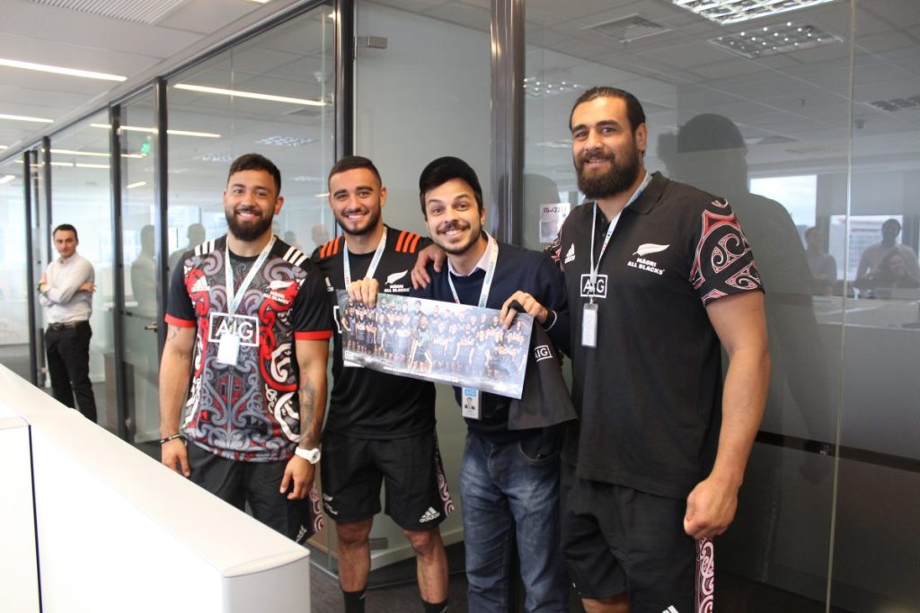 Jogadores All Blacks Maori visitam escritório da AIG Seguros, em São Paulo