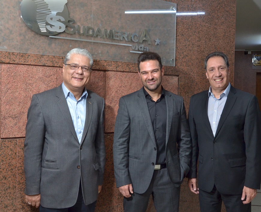 João Paulo Moreira de Mello (diretor regional), Luciano Fracaro (presidente da Sudamerica Vida) e David Novloski (diretor comercial)
