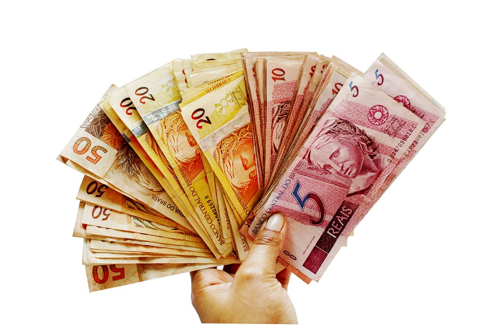 Brasileiro quer juntar dinheiro para pagar dívidas, diz pesquisa