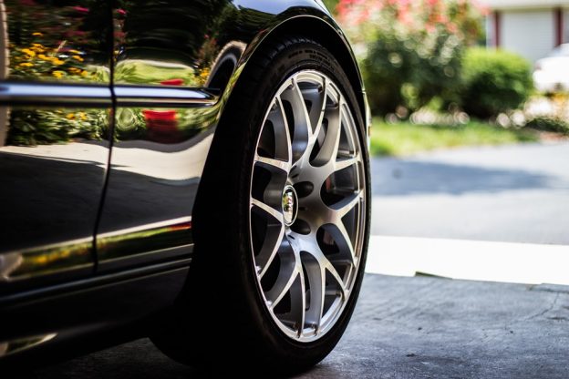 Liberty lança cobertura de pneus, rodas e suspensão para clientes de seguros auto