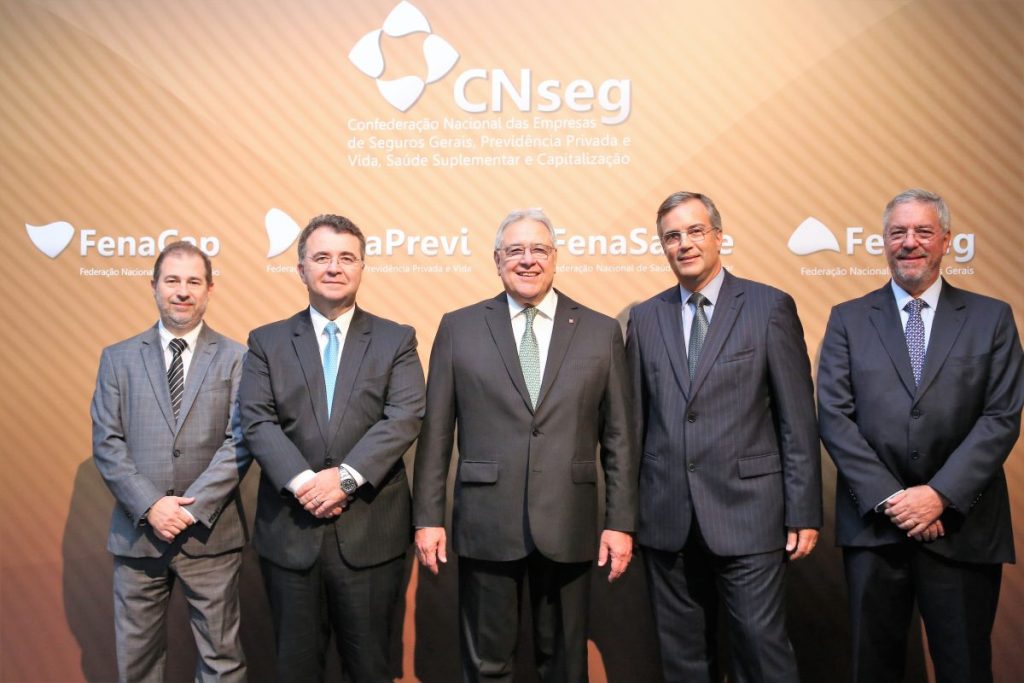 O presidente da CNseg acompanhado dos presidentes das Federações do mercado brasileiro de seguros / Divulgação