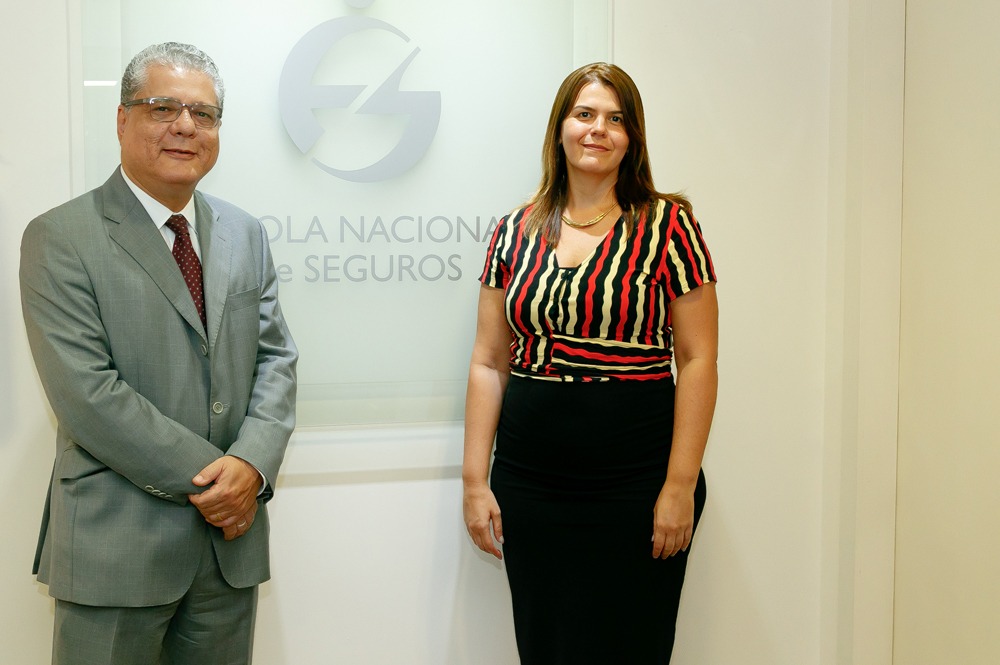 João Paulo Mello, presidente do CSP-MG, e Nivea Barros, coordenadora da Unidade Minas Gerais da Escola Nacional de Seguros / Divulgação