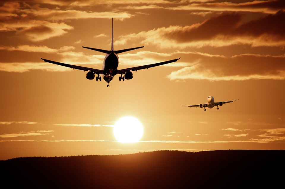 Entenda a cobrança de bagagem de mão das aéreas e como evitar o custo extra