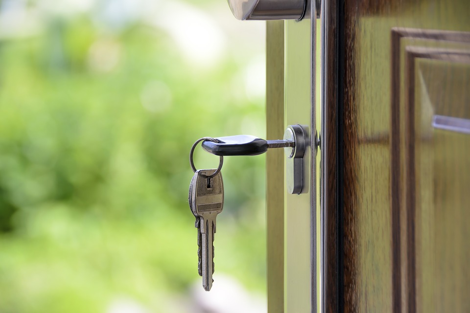 Conheça as diferenças entre seguro aluguel, fiador e caução