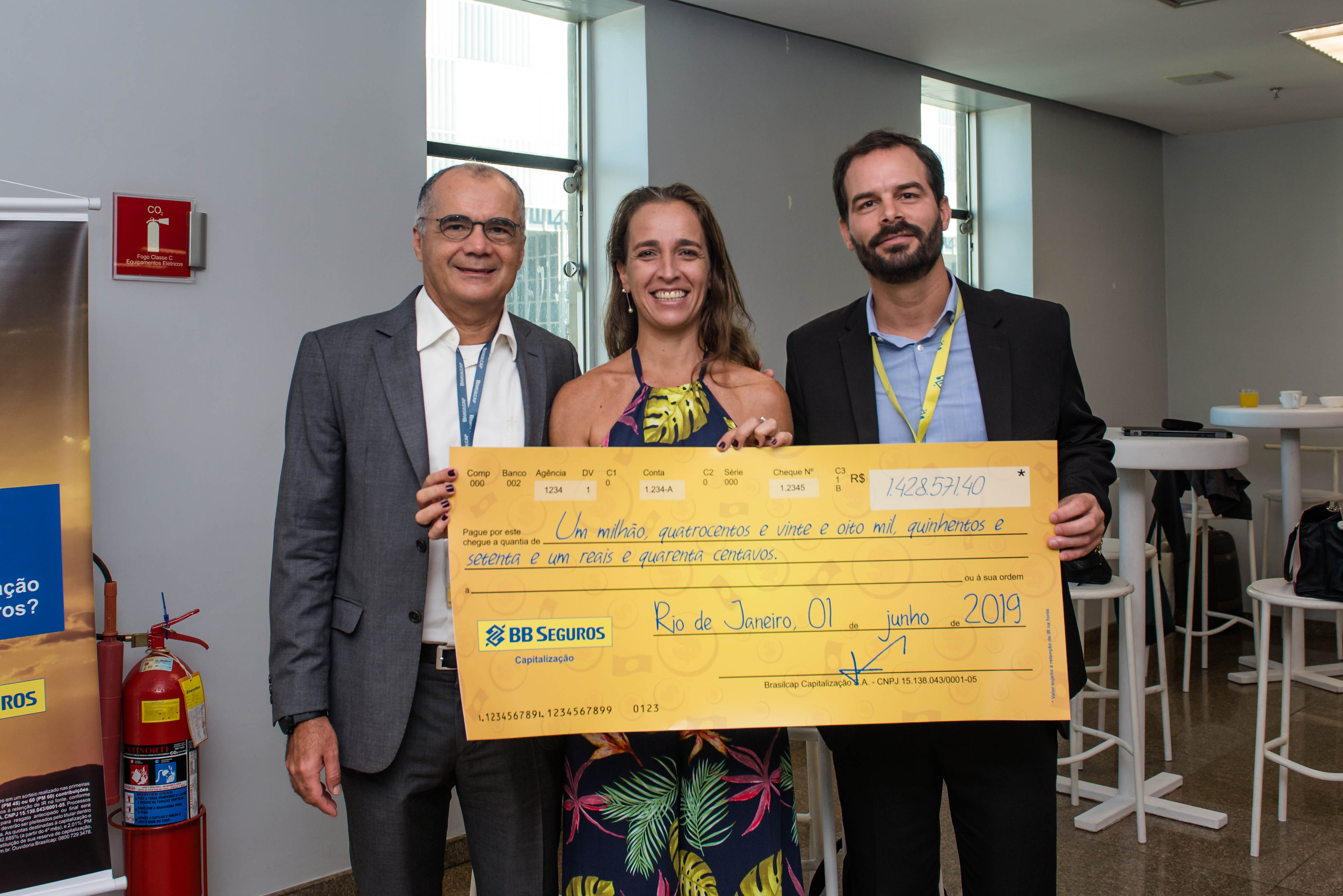 Roberta Santarém, ganhadora Ourocap, entre o diretor comercial da Brasil Cap, Vivi Reis, e o gerente Samuel Ozório / Divulgação