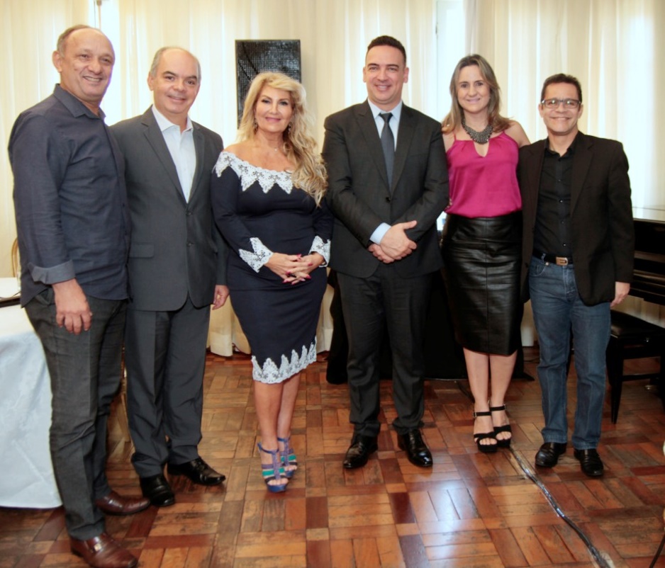Membros da diretoria do Clubcor-MG com o palestrante Robson Silveira / Fotos: Adaisson Oscar