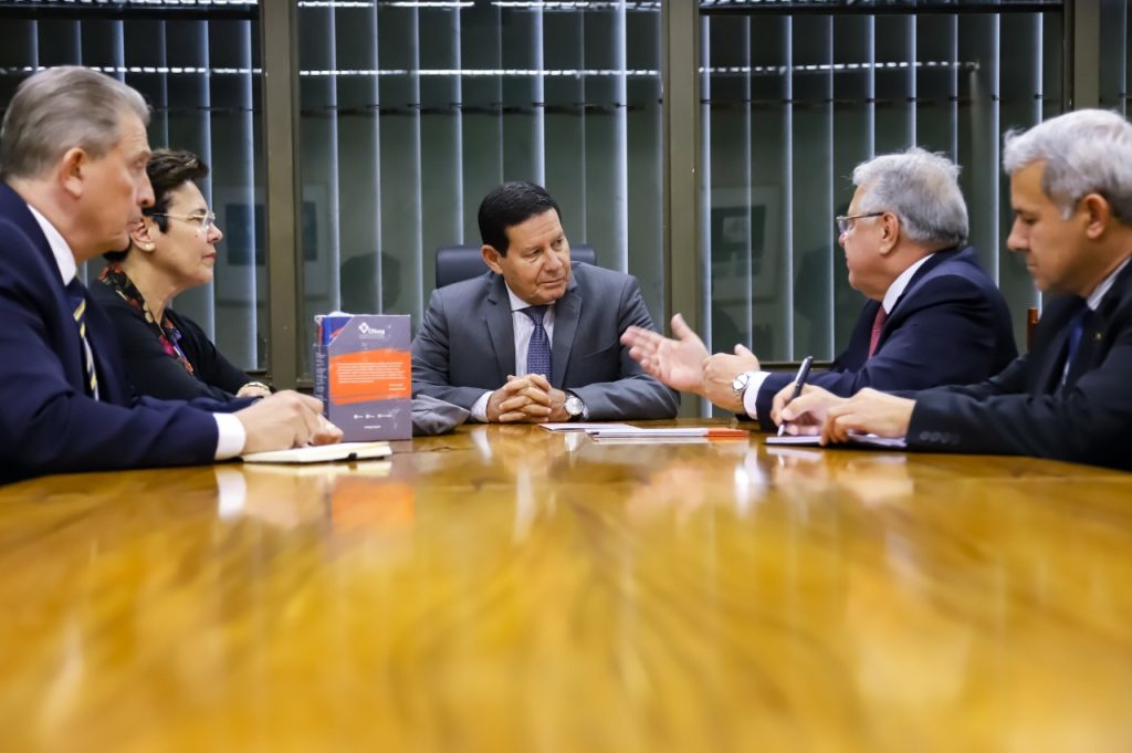 Marcio Coriolano apresenta setor segurador ao vice-presidente da República Hamilton Mourão