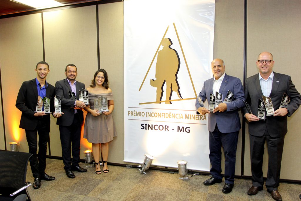 Representantes da SulAmérica exibem troféus conquistados no prêmio - Foto: Sincor-MG/Divulgação