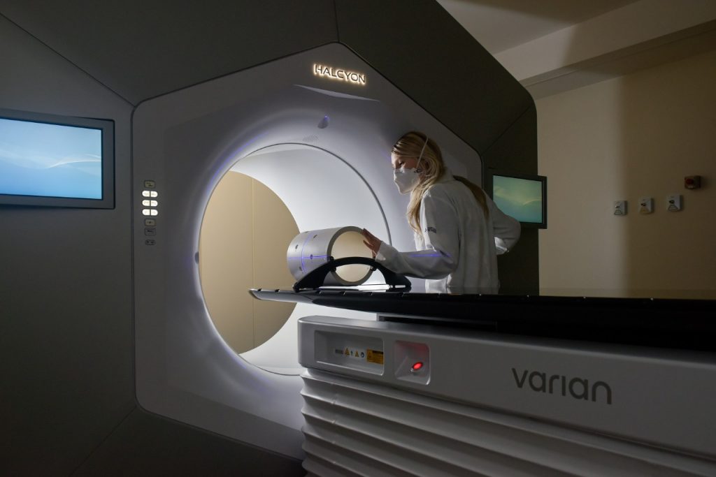Centro de Oncologia do Hospital São Lucas recebe novo aparelho de radioterapia