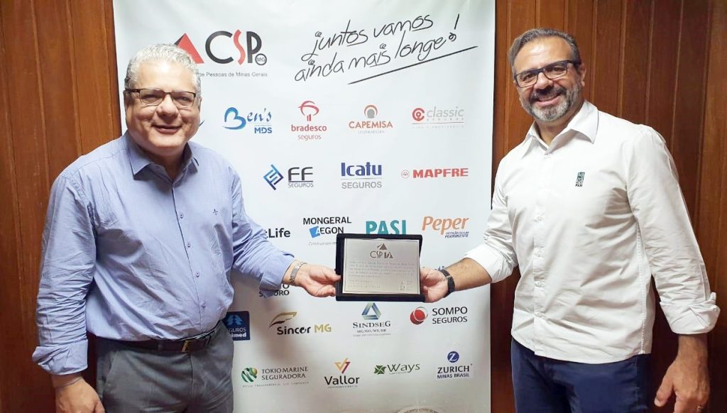 João Paulo Mello, presidente do CSP-MG, recebe placa comemorativa do gerente do PASI, André Araújo / Divulgação
