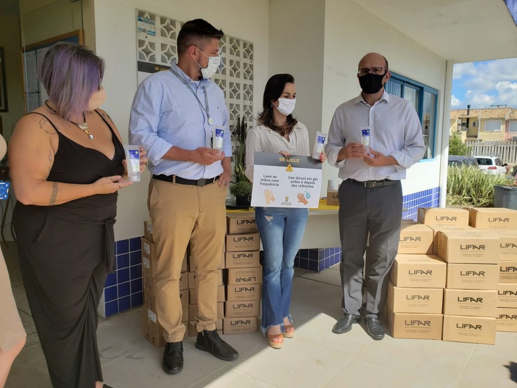 Panvel realiza entrega de álcool em gel para escolas municipais de Porto Alegre / Divulgação