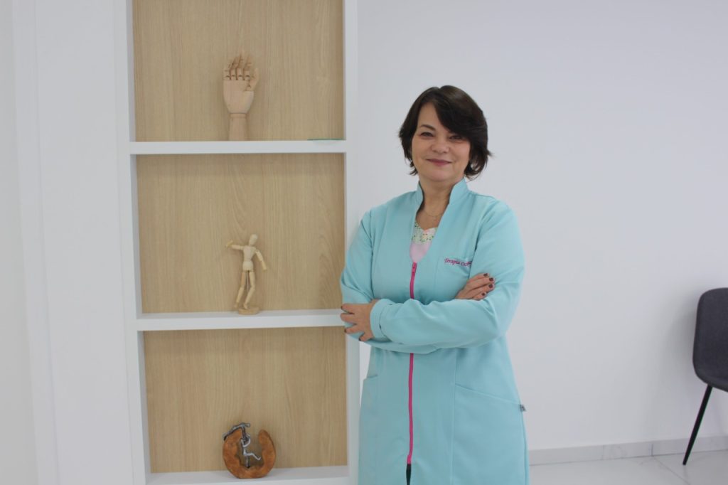 Syomara Cristina Szmidziuk é terapeuta ocupacional há 31 anos / Divulgação