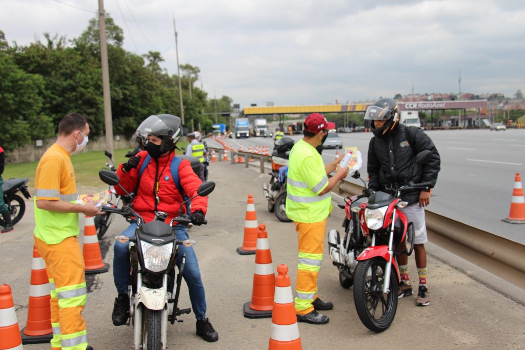 CCR RodoAnel distribui kit de higiene para motociclistas