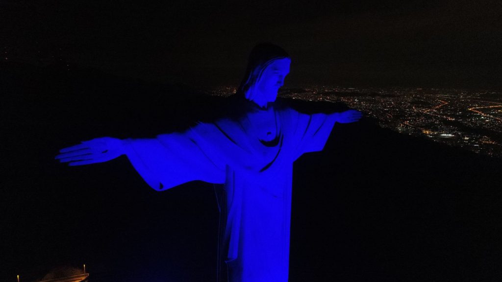 Qualicorp ilumina o Cristo Redentor de azul em ação de conscientização sobre o autismo / Divulgação