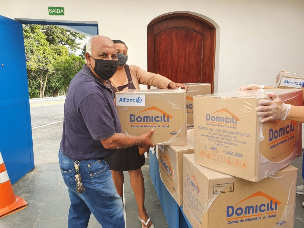 Allianz Seguros promove novas doações de cestas básicas à Comunidade Santa Rita / Divulgação