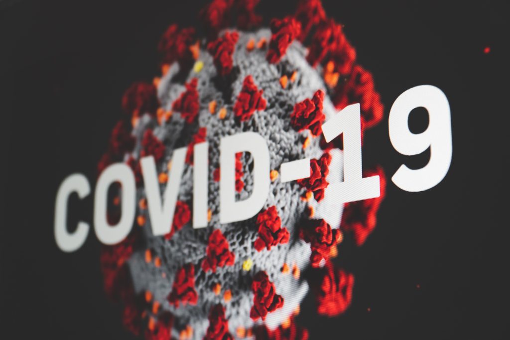 Médico comenta possibilidade de terceira onda da Covid-19, vacinação e chegada da variante indiana ao Brasil