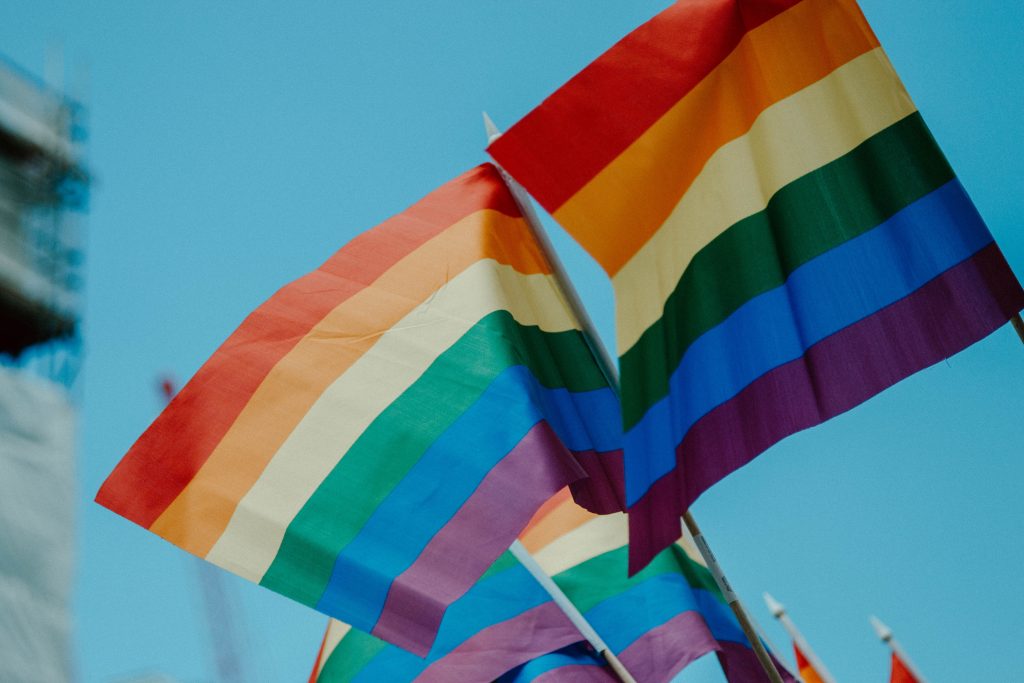 No mês do orgulho LGBTQIA+, XP Inc. faz doação de R$ 100 mil em cestas básicas para ONG Casinha
