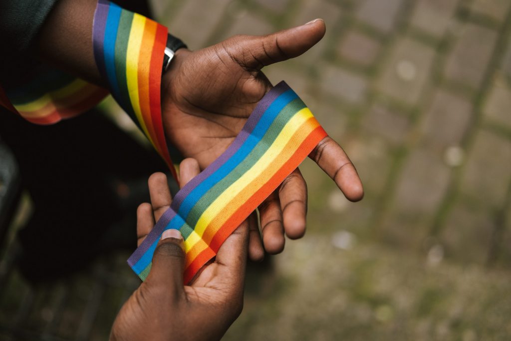 Aon adere aos 10 compromissos com a Promoção dos Direitos LGBTQIA+