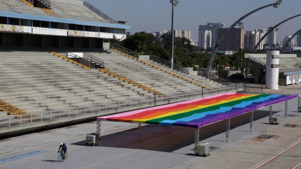 Público pode atravessar a bandeira de 50 metros por dentro / Foto: Jose Cordeiro / SPTuris / Divulgação