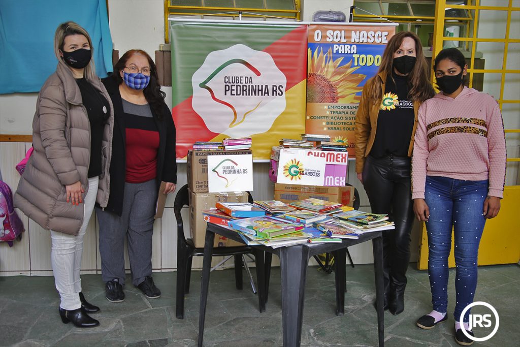 Guerreiros dos Girassóis e Clube da Pedrinha (RS) entregam 704 livros para escola comunitária / Fotos: Filipe Tedesco/JRS