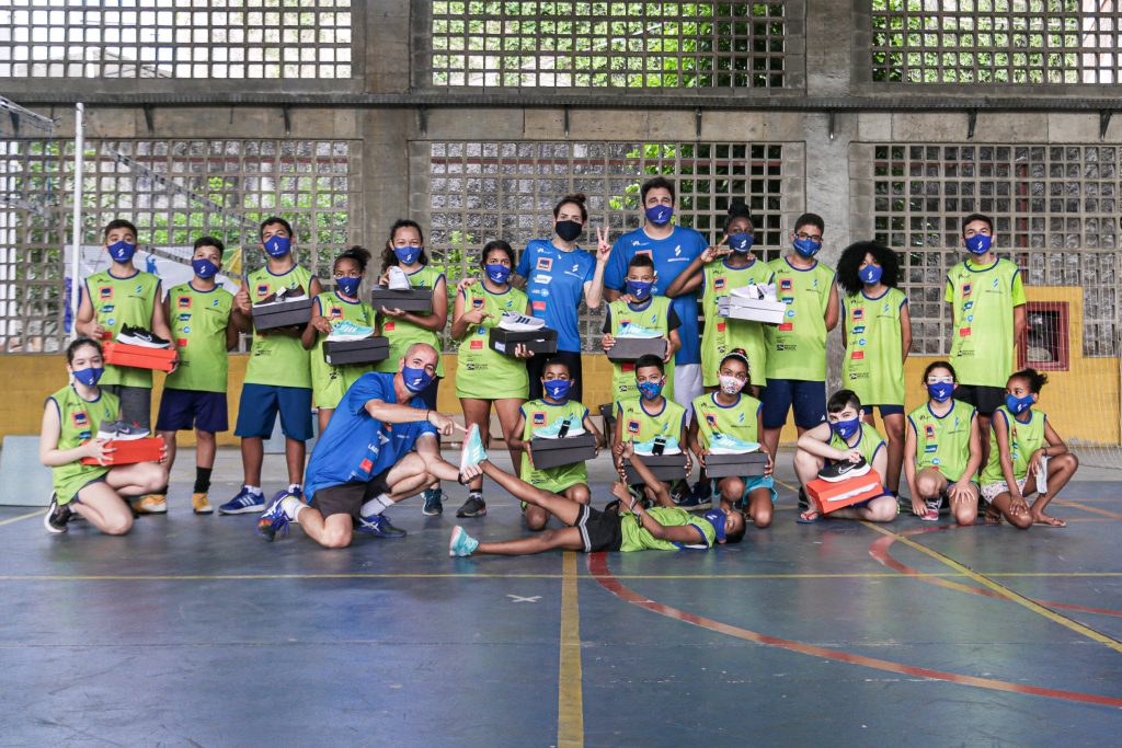 Mais de 190 alunos do projeto Sem Barreiras recebem doação de pares de tênis / Foto: Bruno Lorenzo/Divulgação