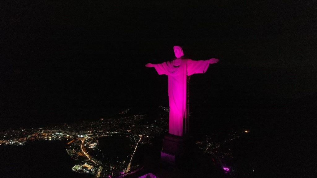 Qualicorp ilumina o monumento ao Cristo Redentor em apoio à campanha Outubro Rosa / Divulgação