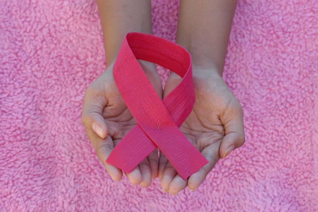 Outubro Rosa: um mês dedicado à detecção e prevenção do câncer de mama / Foto: Angiola Harry / Unsplash Images
