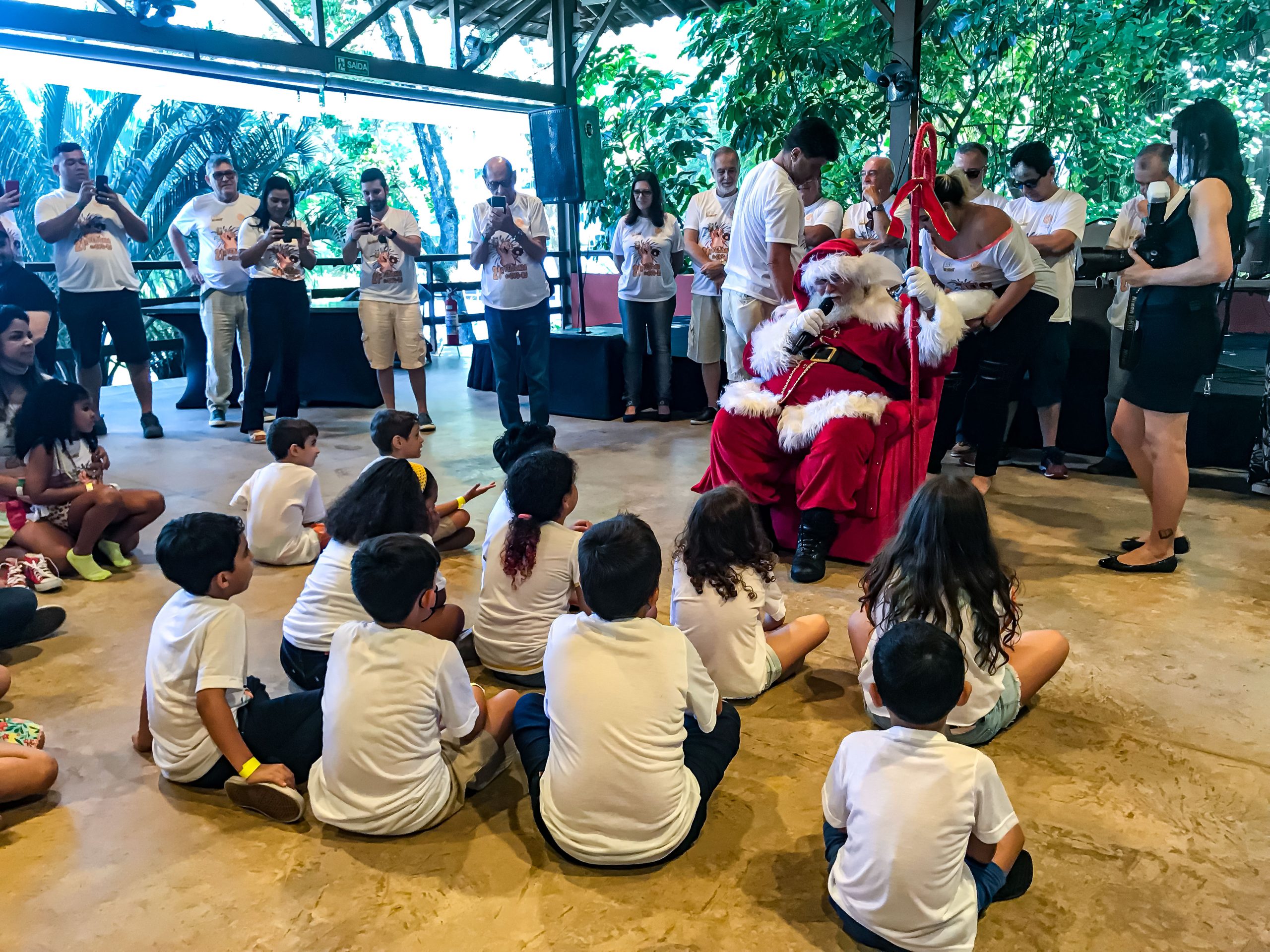 As crianças na expectativa pelos presentes do Papai Noel durante a 21ª Feijoada do CVG-RJ / Foto: William Anthony/JRS