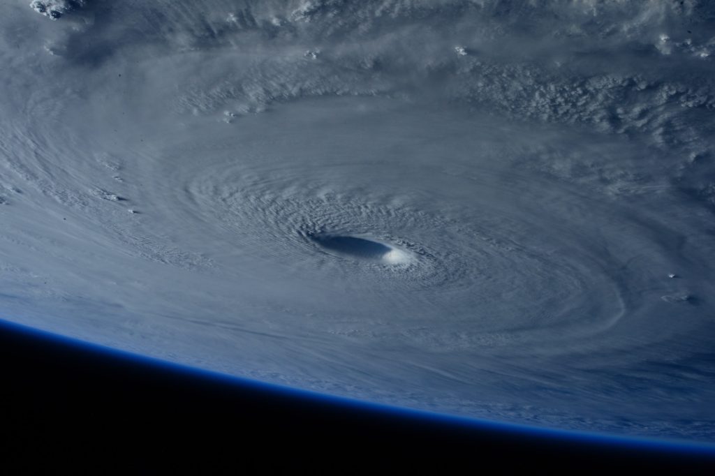 Perdas por catástrofes no setor de seguros sobem para US$ 112 bilhões, estima Swiss Re / Foto: NASA/Unsplash Images
