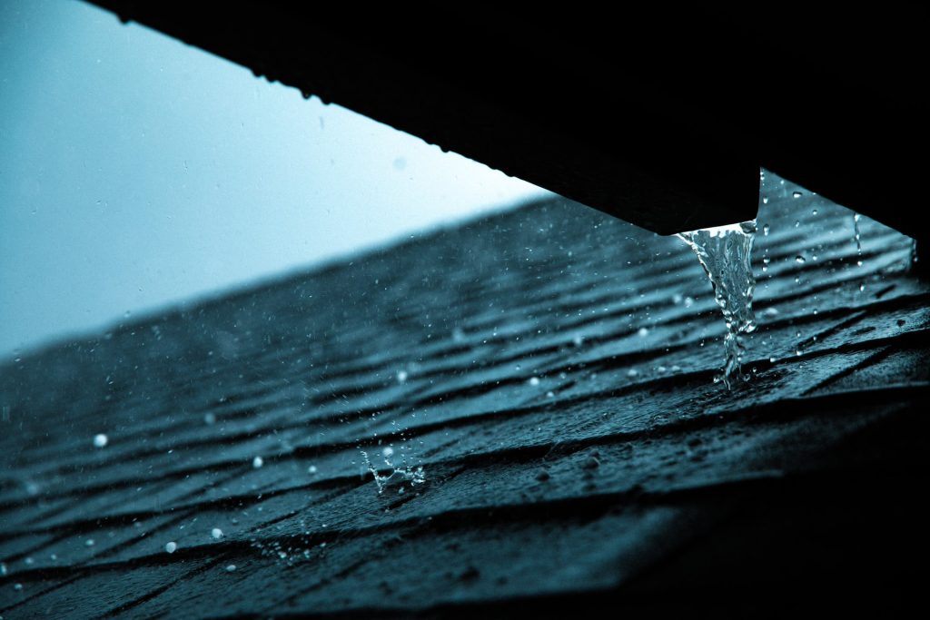 Estruturas de imóveis sofrem efeitos do excesso de chuvas / Foto: Luke Southern / Unsplash Images