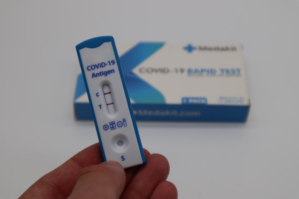 'Imunização é condição sine qua non para o fim da pandemia', diz especialista diante do aumento de casos de gripe e Covid-19 / Foto: Medakit Ltd / Unsplash Images