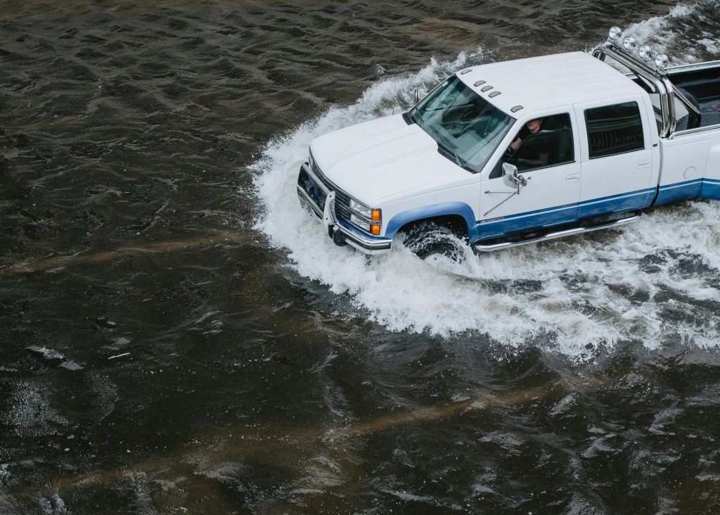 Em alagamentos, segurado deve sair do veículo e acionar seguradora para não perder cobertura / Foto: Wade Austin Ellis / Unsplash Images
