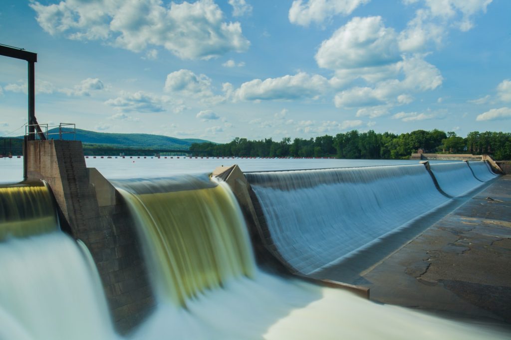 Monitoramento contínuo e manutenção são essenciais para evitar desastres em barragens / Foto: American Public Power Association / Unsplash Images
