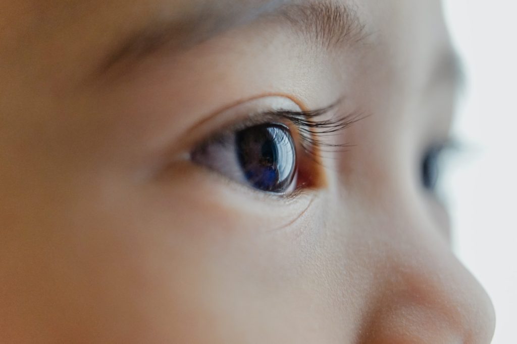 Rotina de prevenção oftalmológica começa nas primeiras horas de vida / Foto: Bady Abbas / Unsplash Images