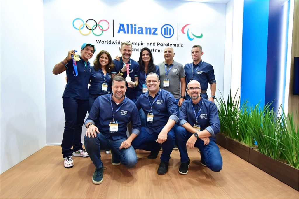 Os atletas Ana Marcela Cunha e Vinicius Rodrigues com diretores regionais da Allianz Seguros / Divulgação