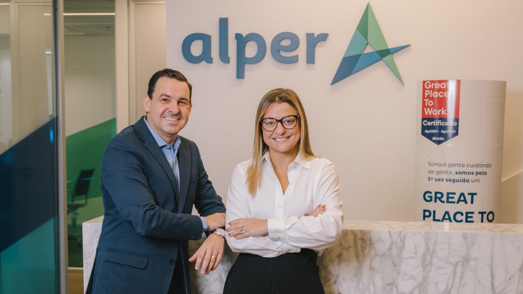 Marcos Couto (CEO da Alper) e Gabriela Rosati (Diretora de Digital da Alper) / Divulgação