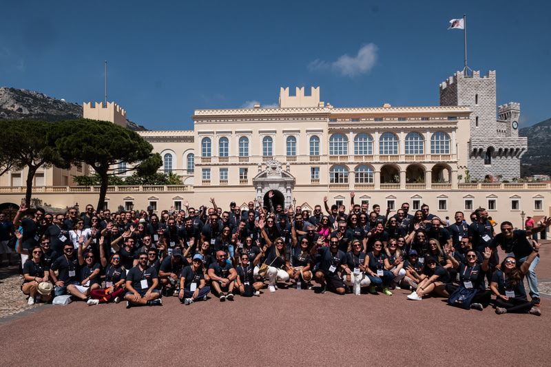 Grupo no Walking Tour em frente ao Palácio do Príncipe de Mônaco / Divulgação