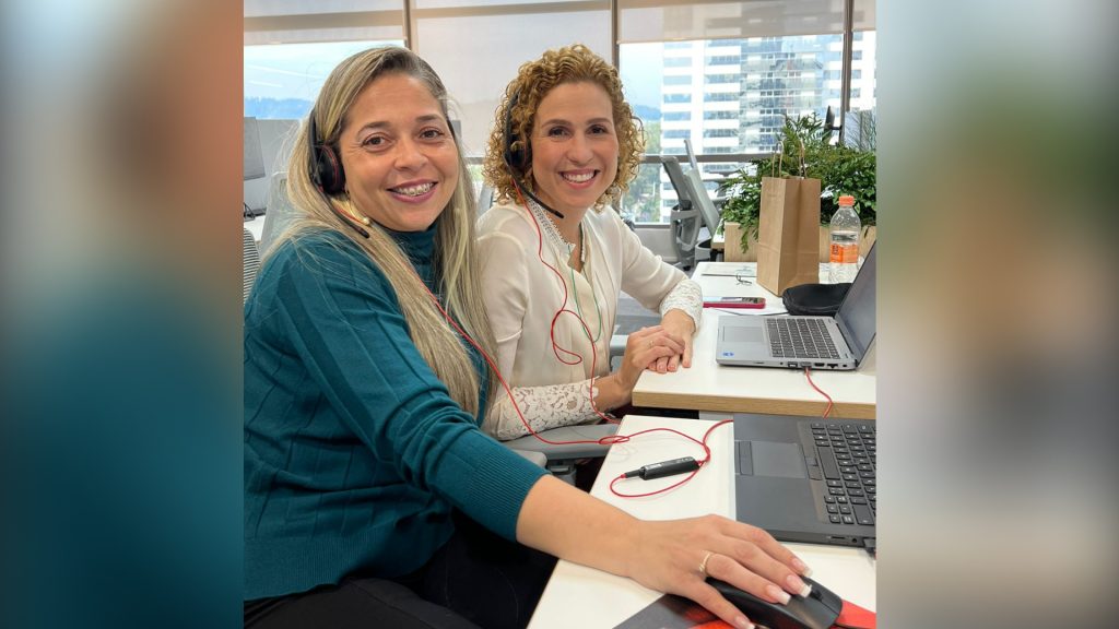 Vivian Bennett, diretora da Care Plus (à direita na foto) e Cássia Soares, analista de atendimento: aprendizados no call center / Divulgação
