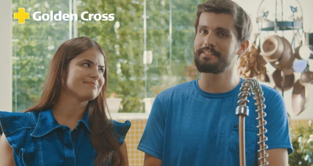 Em nova campanha, Golden Cross apresenta o casal Golden / Divulgação