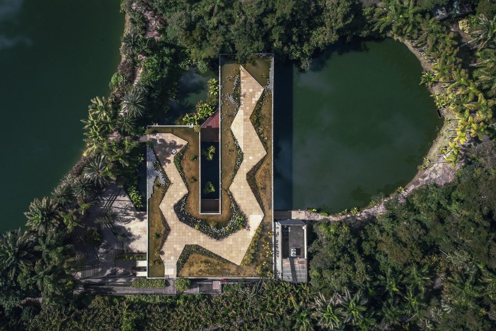 Vista aérea do Centro de Educação e Cultura Burle Marx, no Instituto Inhotim / Foto: Brendon Campos / Unsplash Images