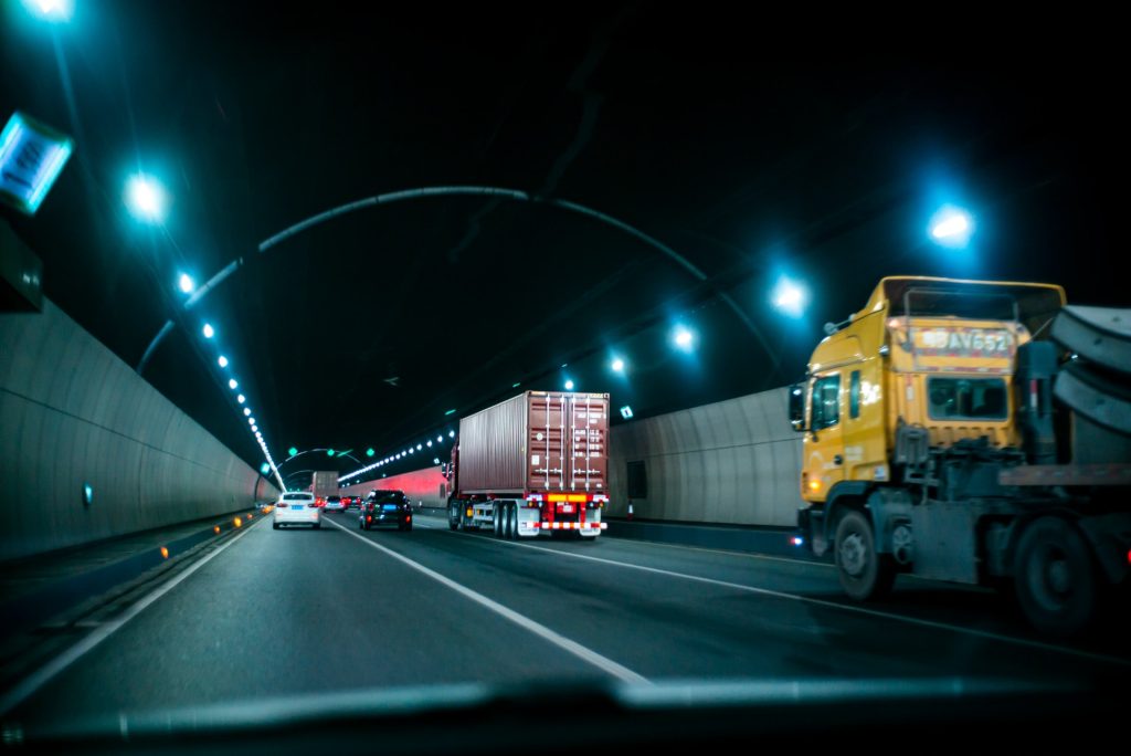 Por que cadastro e consulta de motoristas são importantes para seguradoras e o transporte de cargas? / Foto: Jay Huang / Unsplash Images