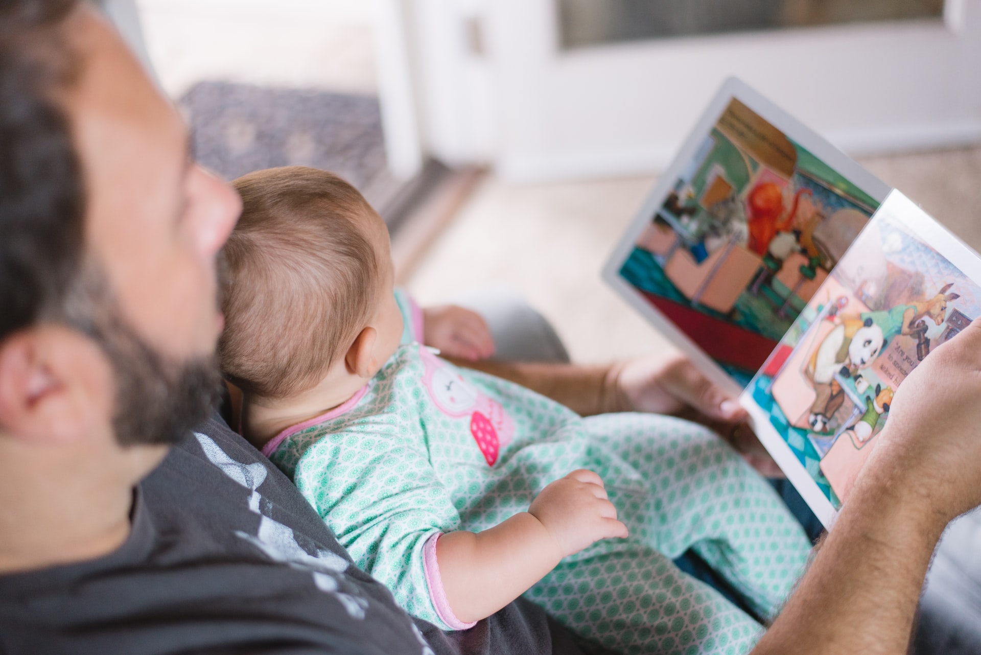 Seguros SURA amplia o tempo da licença paternidade para 30 dias / Foto: Picsea / Unsplash Images