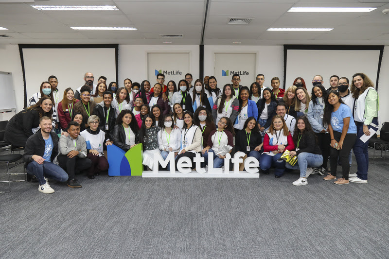 Jovens e colaboradores MetLife participantes da edição 2022 do Programa Carta e Carreira / Divulgação